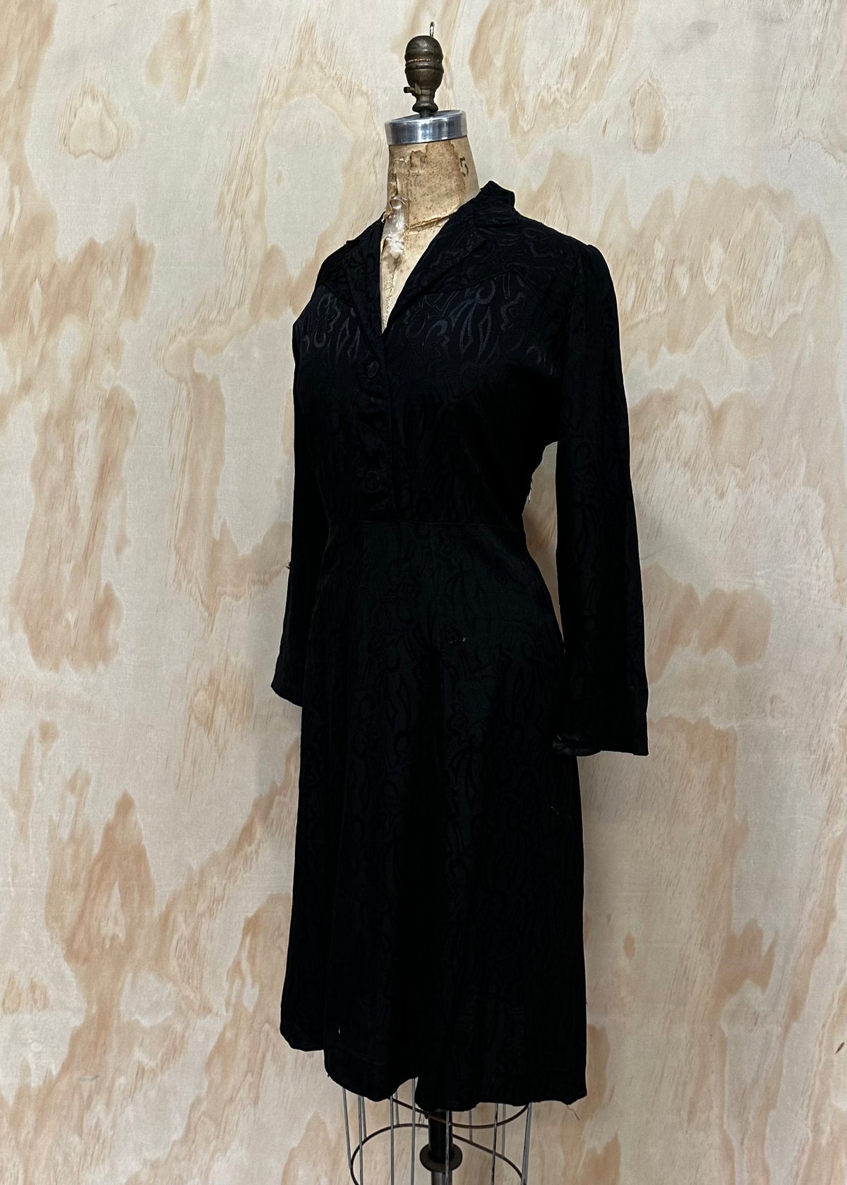 Vintage 1930s Black Dress with Embroidered Pattern Mintage Vintage Vintage 1930s Black Dress with Embroidered Pattern Mintage Vintage