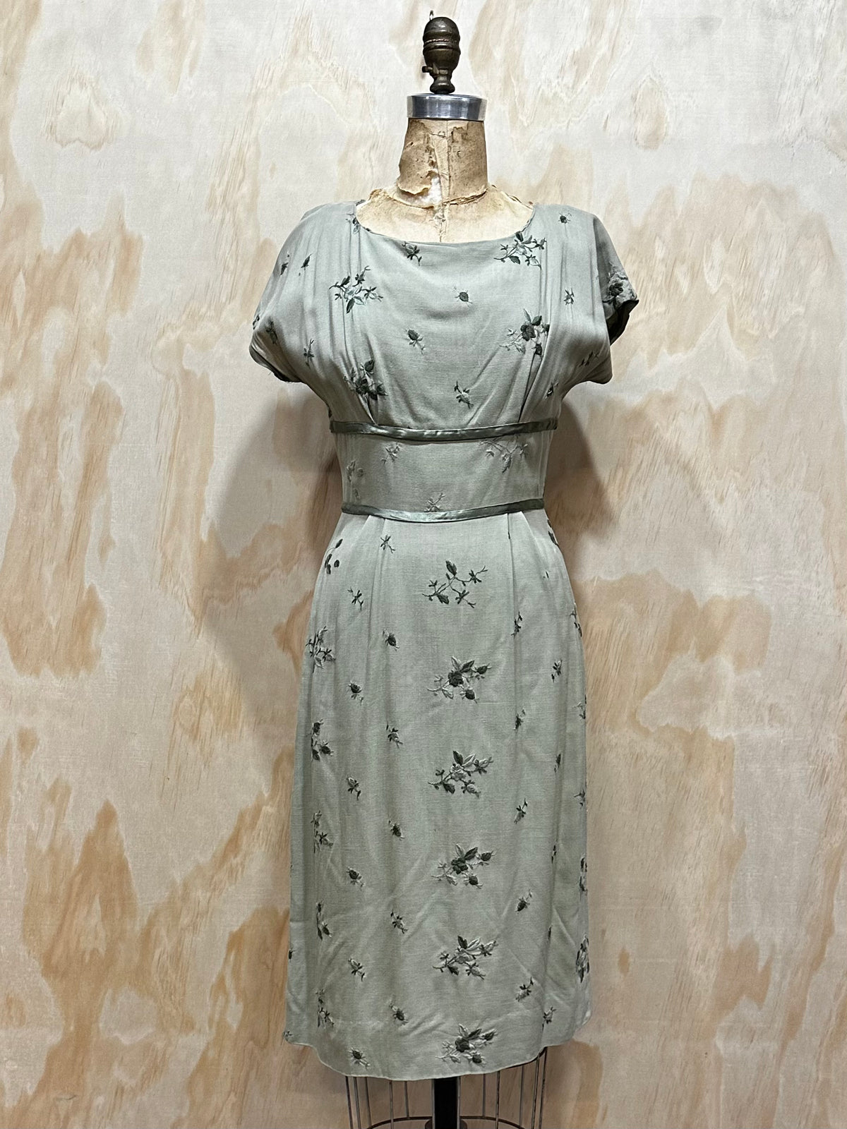 Vintage 1950s Green Kay Stone embroidered floral dress