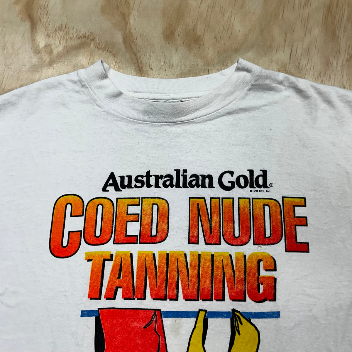 Vintage 90s Australian Gold tee Coed Nude Tanning 994